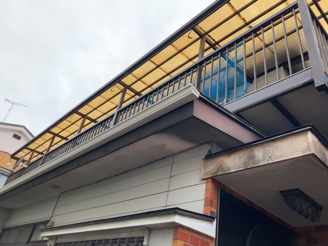横浜市鶴見区仲通の木造2階建て家屋解体工事・残置物撤去処分前の様子です。